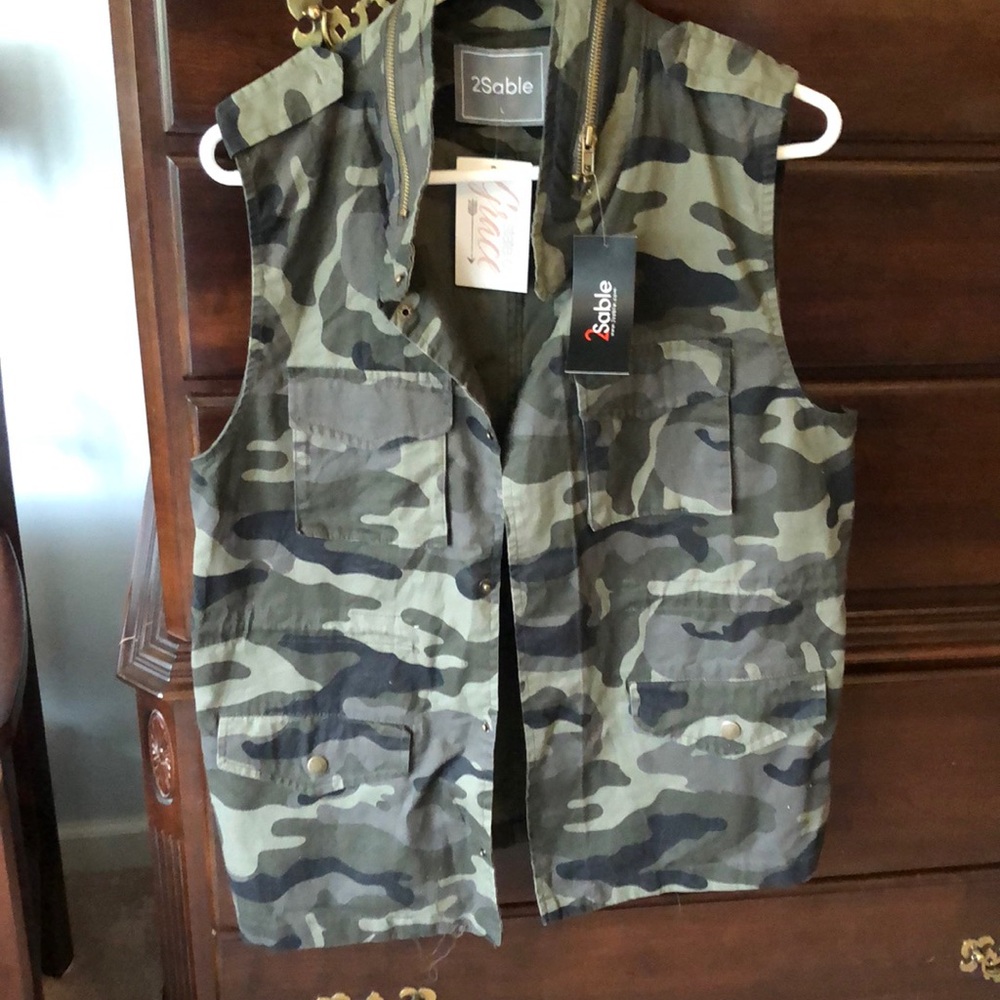 Women’s Olive green camo design vest.